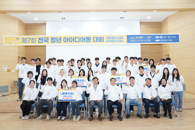현근택 수원시 제2부시장(앞줄 왼쪽 5번째부터), 이재식 수원시의회 의장과 수상자들이 기념 촬영을 하고 있다. (사진=수원시 제공)