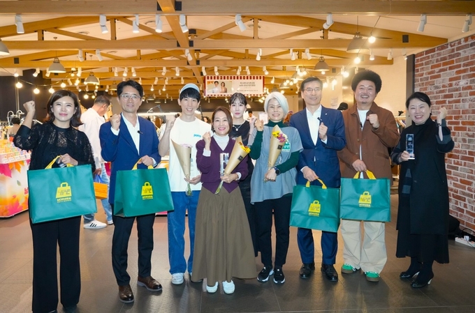 10회 기념 어워드(Award)를 개최해 남다른상점의 매출왕, 신인왕 기업들을 대상으로 트로피와 꽃다발을 수여했으며 개그맨 윤택이 행사장을 방문해 성남시 중소기업들을 위해 응원했다. (사진=성남진흥원 제공)