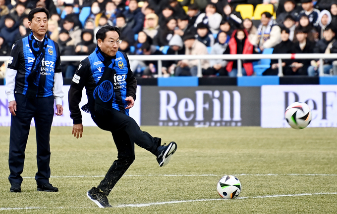 인천유나이티드 FC의 구단주를 맡고 있는 유정복 인천시장이 지난 3월 홈 개막전에서 시축을 하고 있다. ( 사진 = 인천시 제공 )