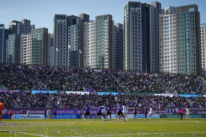지난 9일 안양종합운동장에서 열린 FC안양과 경남FC와의 홈경기에 1만3451명이 경기를 관람해 창단 이래 최다 관중 기록을 세웠다. (사진=FC안양 제공) 