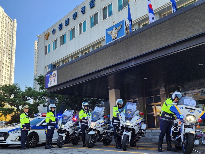  11일 수원남부경찰서 교통과 경찰관이 수능 시험 대비 싸이카 등을 정비하는 모습. (사진=박진석 기자)