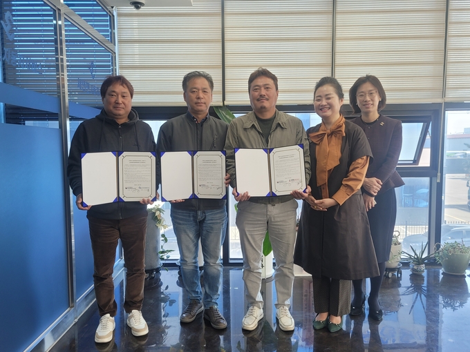 지난 8일 인천시가 서구 산업단지 소규모 사업장과 심뇌혈관질환 예방관리 업무협약을 체결하고 기념촬영하고 있다. ( 사진 = 인천시 제공 ) 