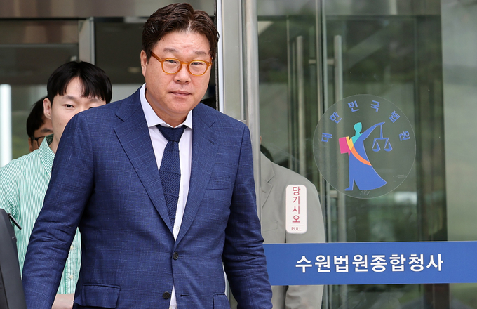 5개 비상장회사 자금 500억원대 횡령 및 800만 달러 대북송금 혐의 등으로 기소돼 1심에서 징역 2년 6월의 실형과 징역 1년에 집행유예 2년을 각각 선고받은 김성태 쌍방울 그룹 전 회장이 지난해 7월 12일 선고 공판이 열린 수원지방법원을 빠져나오고 있다. (사진=연합뉴스)