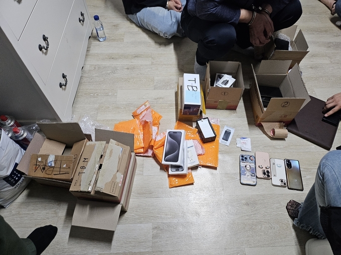  경기북부경찰청 형사기동대가 검거한 대포폰 밀반출 일당. (사진=경기북부경찰청 제공)