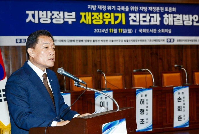 이날 국회도서관 소회의실에서 개최된 '지방재정 위기 극복을 위한 지방 재정분권 토론회'에서 이재준 수원시장이 발언하고 있다. (사진=이재준 수원시장 SNS 갈무리) 