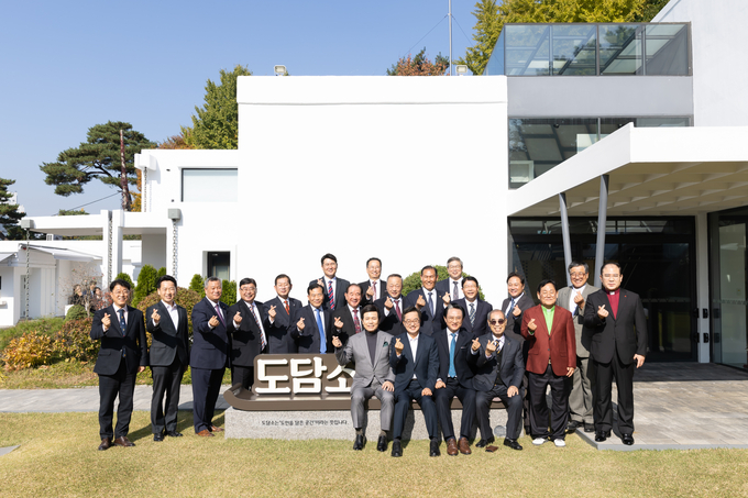 11일 도담소에서 김동연 경기도지사와 경기도기독교총연합회 회장, 회원들이 기념촬영을 하고 있다. (사진=경기도 제공)