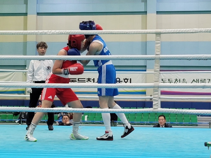 지난 8~10일 동두천국민체육센터 실내체육관에서 열린 2024 경기도지사배 복싱대회에서 선수들이 경기를 하고 있다. (사진=경기도복싱협회 제공)