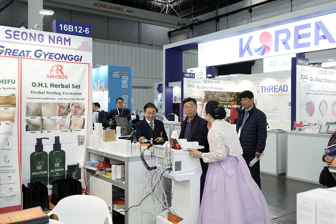 신상진 성남시장이 독일 뒤셀도르프에서 열린 세계 최대 의료기기 전시회 ‘메디카(MEDICA) 2024’에 참석해 성남시 참가 기업들을 격려했다. (사진=성남시 제공)