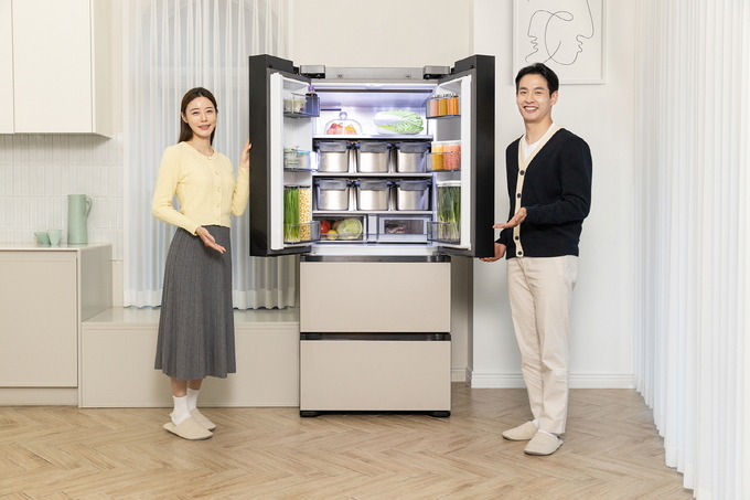 삼성전자 모델들이 '비스포크 AI 김치플러스'를 소개하고 있다. (사진=삼성전자 제공)