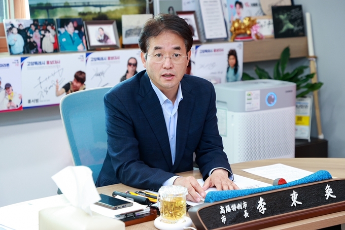 고양시가 메해결 민원에 대한 전수조사를 마무리하고 본격적인 민원해결에 나선 가운데 이동환 시장이 직소민원에 대한 상담을 하고 있다.(사진=고양시 제공)