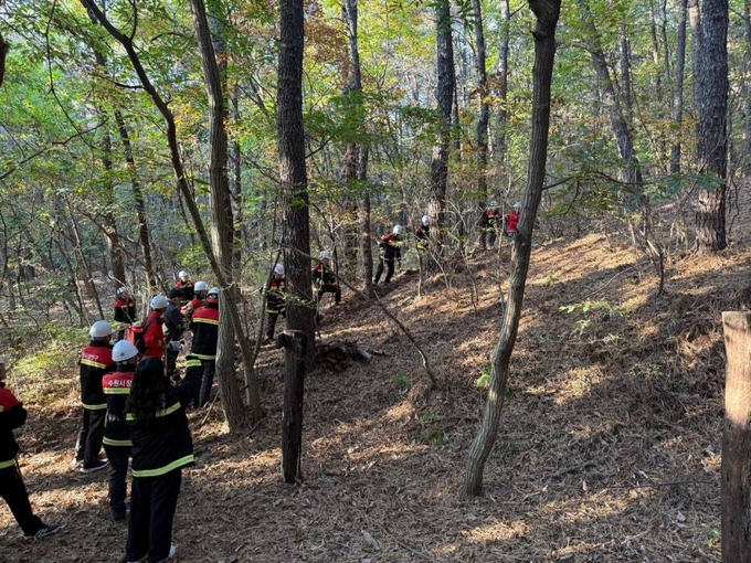 산불 담당 공무원, 산불종사원 등 관계자들이 가을철 산불방지 전문 훈련에 참여하고 있다. (사진=수원시 제공)
