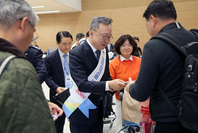 정상혁 신한은행장(가운데)이 지난 11일 인천국제공항 제2여객터미널 1층 입국장에서 진행된 ‘여행자 휴대품 성실신고 캠페인’에서 홍보물품을 나눠주고 있다. (사진=신한은행 제공)
