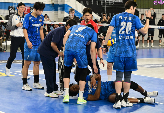 지난 6일 천안유관순체육관에서 열린 프로배구 도드람 2024-2025 V리그 남자부 1라운드 5차전서 한국전력 엘리안이 경기 직후 통증을 호소하고 있다. (사진=한국배구연맹 제공)