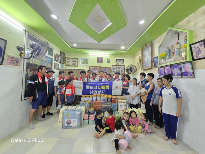 국제로타리3690지구 글로벌로타리E클럽 회장 김연철과 회원 17명은 지난 5일 ~9일 까지 4박5일 일정으로 베트남 나트랑에 미혼모들의 아이들이 생활하는 푸옥퍽 고아원에 생활지원사업으로 봉사활동 후 기념사진을 촬영했다. (사진=국제로타리3690지구 제공)