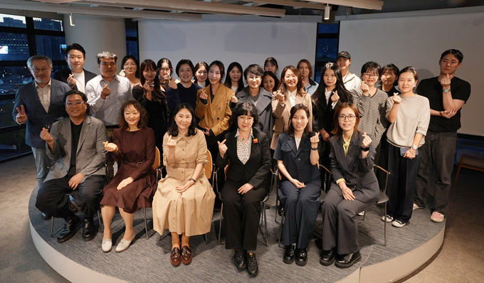 김세원 한국문화관광연구원장(첫째 줄 오른쪽 3번째)이 토론 참석자들과 함께 기념촬영을 하고 있다. (사진=ACKIS 제공)