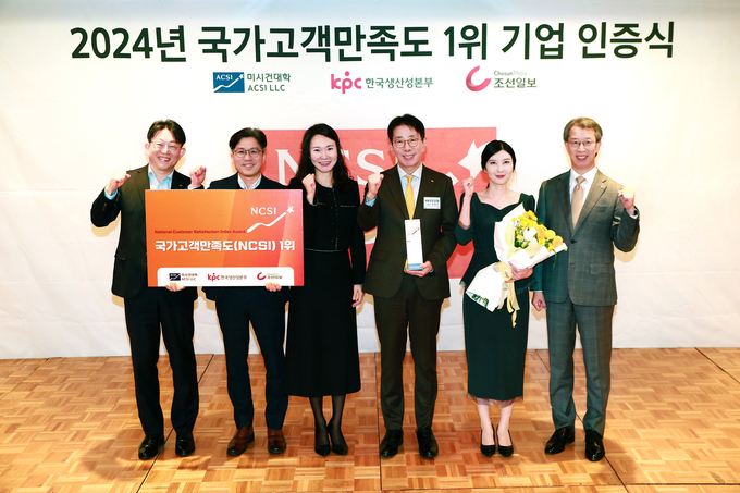 이재근 KB국민은행장(왼쪽 4번째)과 KB국민은행 관계자들이 12일 서울 중구 롯데호텔에서 진행된 '2024년 국가고객만족도 1위 기업 인증식'에서 기념촬영을 하고 있다. (사진=KB국민은행 제공)