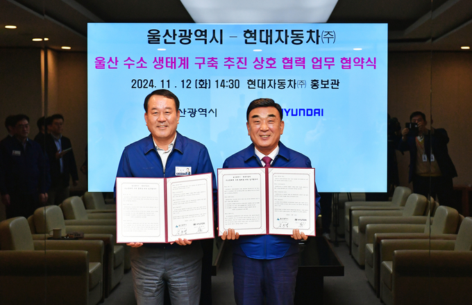 ‘울산 수소 생태계 구축을 위한 업무협약식’에서 이동석 현대자동차 대표이사(왼쪽), 김두겸 울산시장(오른쪽)이 협약서를 들고 기념촬영을 하고 있다. (사진=현대자동차 제공)