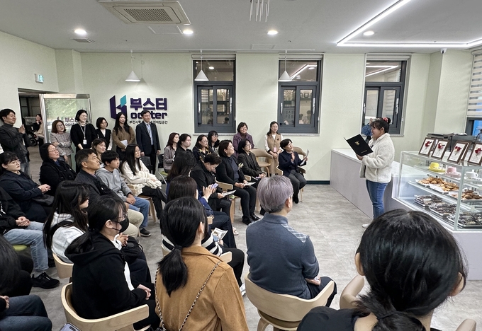 학교 밖 청소년 대표가 ‘부스터’ 개소식에서 축사를 전하고 있다. (사진=부천시 제공)