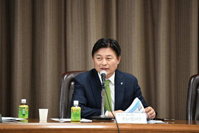 조용익 부천시장이 지난 6일, 일본 오사카 상공회의소를 방문해 ‘부천대장 도시첨단산업단지 기업 유치를 위한 투자 설명회’에서 발표하고 있다. (사진=부천시 제공)