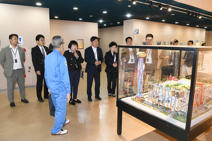 조용익 부천시장이 지난 6일, 일본 오사카의 친환경 자원순환시설인 ‘마이시마 소각장’ 시설을 둘러보고 있다. (사진=부천시 제공)