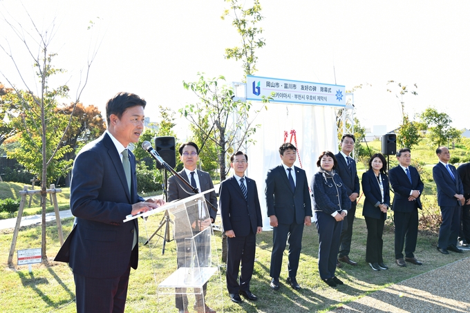 조용익 부천시장이 지난 3일, 일본 오카야마시 우정의 비 제막식에 참여해 기념사를 하고 있다. (사진=부천시 제공)