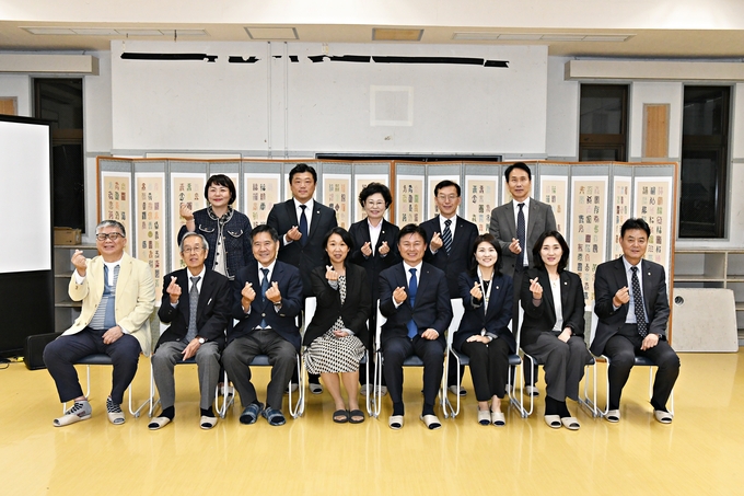 조용익 부천시장이 지난 7일, 가와사키시 후레아이관의 최강이자 관장과 만나 재일한국인을 위한 공로에 경의를 표하고 기념사진을 촬영하고 있다. (사진=부천시 제공)