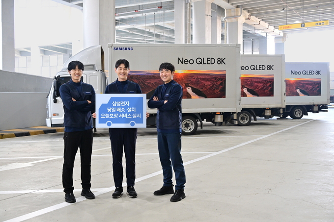 삼성전자로지텍 전문 설치팀과 모델이 삼성전자 화성 물류센터TC 에서 '오늘보장' 서비스를 소개하고 있다. (사진=삼성전자 제공)