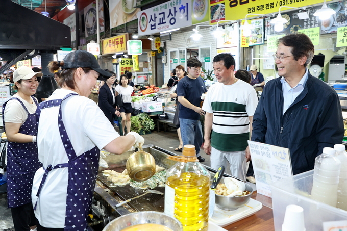 고양시가 전통시장의 오래된 전기설비를 개선해 쾌적한 환경을 조성하고 있는 가운데 이동환 시장이 전통시장을 방문해 상인과 환담하고 있다. (사진=고양시 제공)