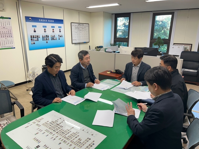 지난 12일 서울지방국토관리청에서 강성습 경기도 건설국장과 박국준 서울지방국토관리청 도로관리국장 등 관계자들이 제6차 국도·국지도 건설계획에 대해 논의하고 있다. (사진=경기도 제공)