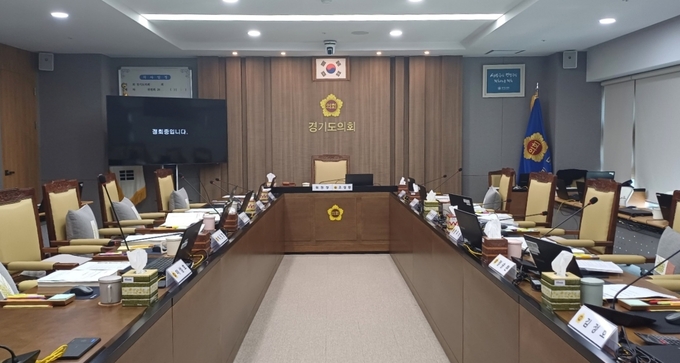 13일 경기도 균형발전기획실에 대한 경기도의회 기획재정위원회의 행정사무감사가 예정된 경기도의회 북부분원 기획재정위원회 행정사무감사장. 국민의힘 위원들의 정회 요청으로 감사장이 텅 비어 있다. (사진=독자 제공)