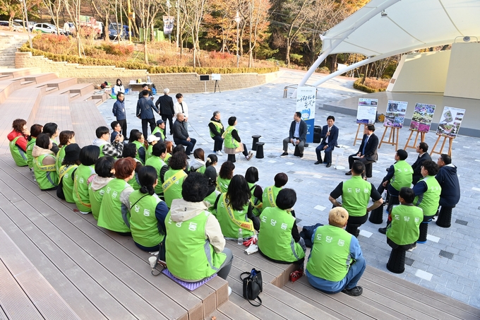 부천시장이 벚꽃동산 야외무대에서 도당동 주민들과 대화하고 있다. (사진=부천시 제공)