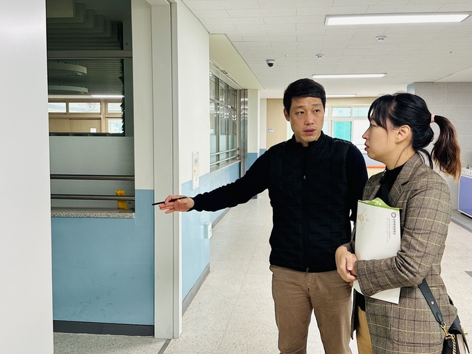 이용창 인천시의회 교육위원장이 루원중학교를 방문해 애로사항을 점검했다. ( 사진 = 인천시의회 제공 )