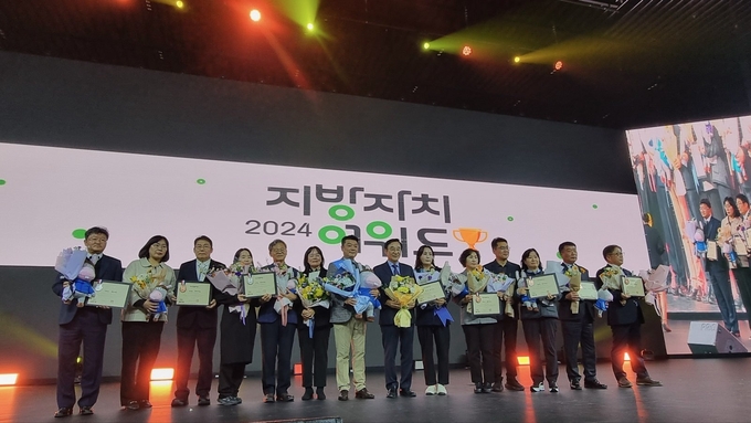 지난 11일 열린 지방자치 어워드 공모전'에서 화성시가 자치로 살아남기 정책으로 은상을 수상하고 다른 수상자들과 함께 기념촬영을 하고 있다. (사진=화성시 제공)