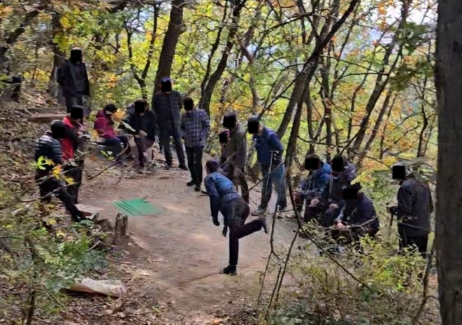 인천 만월산 등산로 윷놀이 도박 현장. ( 사진 = 인천경찰청 제공 ) 