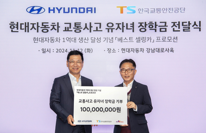 (왼쪽부터) 김승찬 현대자동차 국내판매사업부장, 장찬옥 한국교통안전공단 교통안전본부장이 전달식에 참석해 기념촬영을 하고 있다. (사진=현대자동차 제공)