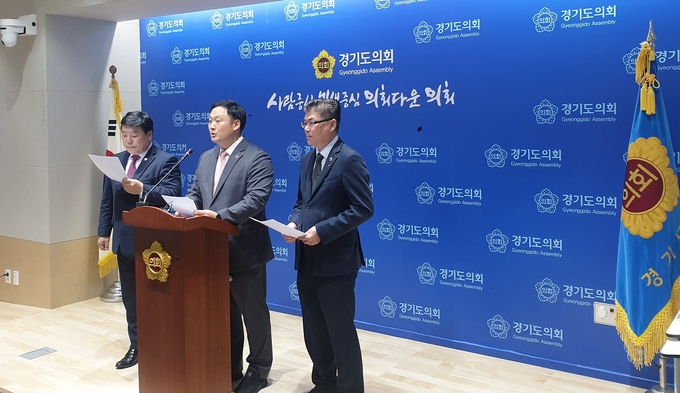 국민의힘 고준호(파주1·가운데), 윤태길(하남1·오른쪽), 이병길(남양주7) 경기도의원이 13일 경기도의회에서 기자회견을 열고 경기도장애인생산품판매시설 관련 의혹을 제기하고 있다. (사진=나규항 기자) 
