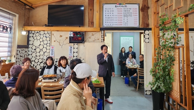 주광덕 시장이 시민추진단의 노고를 격려하고 있다. (사진=남양주시 제공)