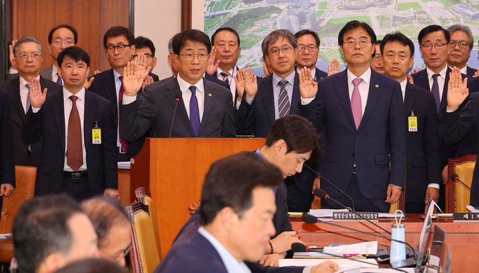 박상우 국토교통부 장관이 10월 24일 오전 국회에서 열린 국토교통위원회 국정감사에서 증인 선서를 하고 있다. (사진=연합뉴스)
