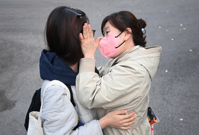 2025학년도 대학수학능력시험이 실시되는 14일 오전 의정부시 의정부여자고등학교 정문 앞에서 한 어머니가 고3 수험생인 자녀를 격려하고 있다.