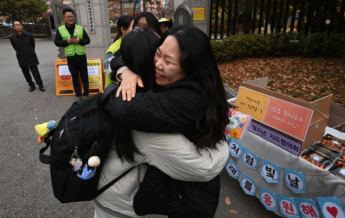 2025학년도 대학수학능력시험이 실시되는 14일 오전 의정부시 의정부여자고등학교 정문 앞에서 한 어머니가 고3 수험생인 자녀를 안아주고 있다.