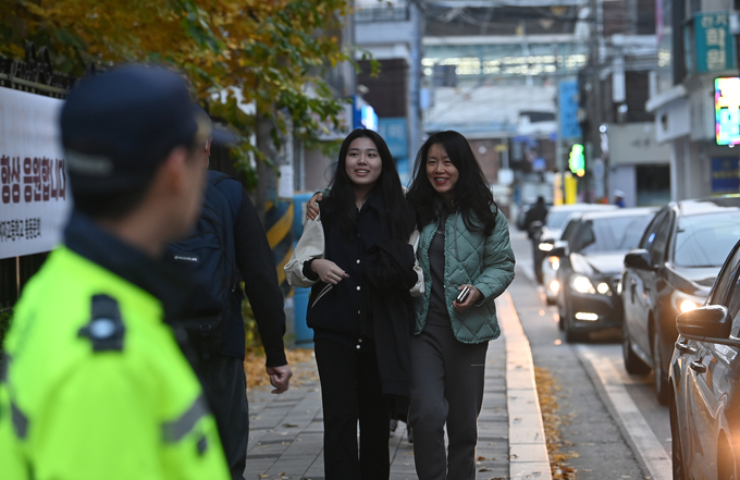2025학년도 대학수학능력시험이 실시되는 14일 오전 의정부시 의정부여자고등학교 정문 앞에서 한 어머니가 고3 수험생인 자녀를 배웅하고 있다.