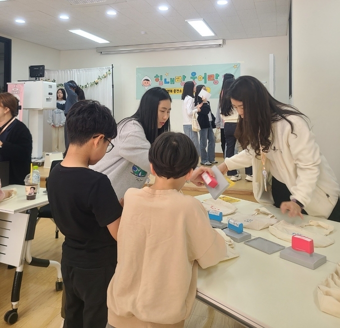 월곶초등학교, ‘힘내랑 웃어랑’마음건강 캠페인에 참여한 학생들. (사진=김포교육지원청 제공)