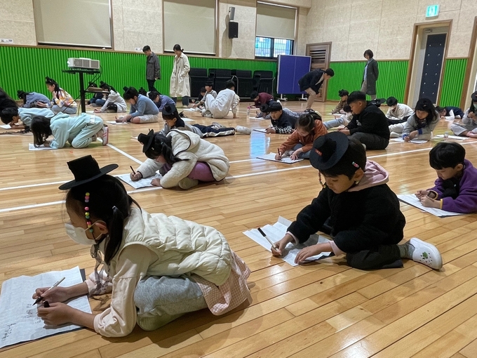김포대명초등학교가 ‘학교문화 책임 규약 백일장 행사에 옛 과거 시험을 치르고 있다. (사진=김포교육지원청 제공)