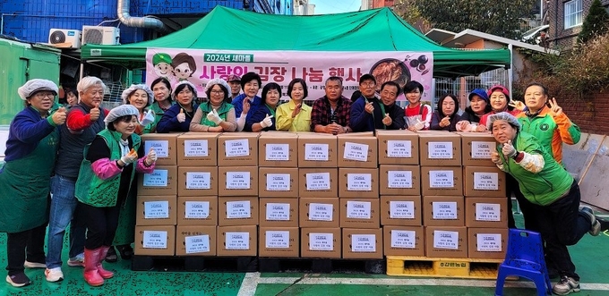 광명시 광명4동 새마을지도자협의회·부녀회 회원들을 비롯한 주민 50여 명은 이른 아침부터 직접 김장김치를 정성스럽게 담가 관내 경로당 2곳과 어려운 이웃 100가구에 전달했다. (사진=광명시 제공)