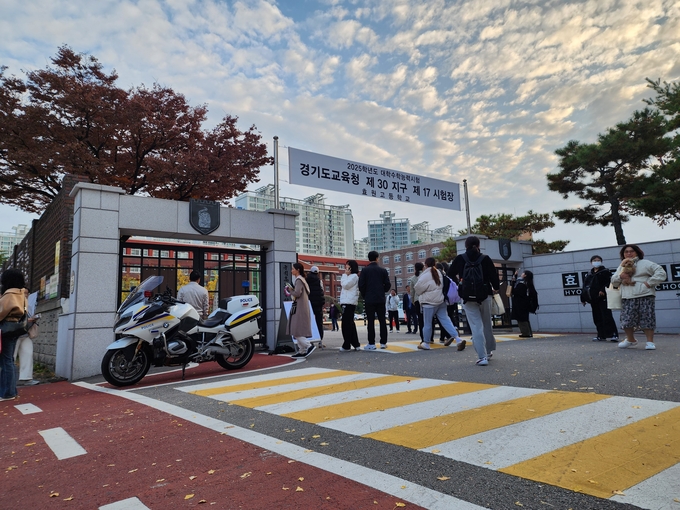 대학수학능력시험이 진행되는 14일 오전 수원 효원고등학교에서 수험생들이 시험장에 입실하고 있다. (사진=박진석 기자)