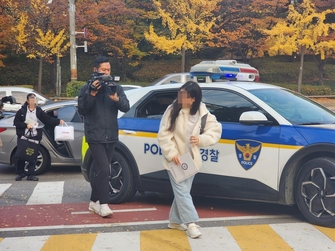 대학수학능력시험이 진행되는 14일 오전 한 수험생이 경찰차를 타고 수원 효원고등학교에 도착했다. (사진=박진석 기자)