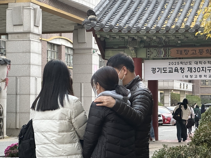 대학수학능력시험이 진행되는 14일 오전 수원 태장고등학교에서 학부모가 수험장에 들어서는 학생을 격려하고 있다. (사진=박민정 기자)