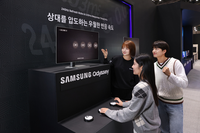 삼성전자 모델이 지스타 2024 오디세이 모니터 체험존 'All Ready. OLED'에서 오디세이 모니터의 높은 주사율을 경험할 수 있는 '동체 시력 테스트'를 체험하고 있다. (사진=삼성전자 제공)