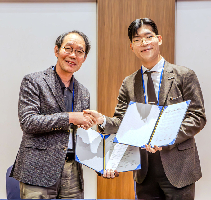 '국내외 올바른 ESG 지식 확산과 인식 향상을 위한 업무 협약' 체결식 에서 고문현 ESG 학회 회장(왼쪽)과 민환기 마인즈그라운드 대표이사(오른쪽)가 협약서를 들고 기념 촬영을 하고 있다. (사진=마인즈그라운드 제공)