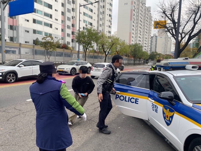14일 계양구 작전동에서 수송을 요청한 수험생이 시험장인 계양고에 내렸다. ( 사진 = 인천경찰청 제공 )